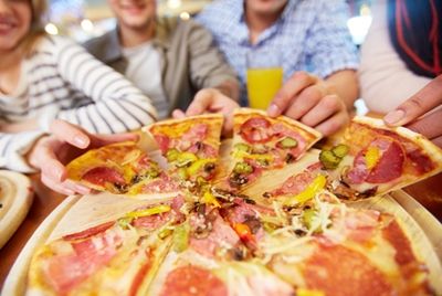 Почему выгоднее заказывать большую пиццу?