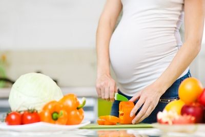 Недостаток или избыток веса у беременных провоцирует развитие ожирения у ребенка