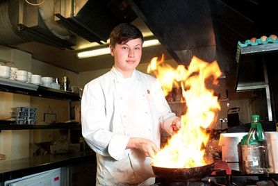Шестнадцатилетний парень стал самым молодым шеф-поваром Великобритании