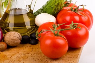 Оливковое масло и орехи повышают пользу овощей