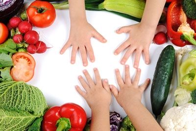 Чтобы приучить ребенка к овощам, предлагайте их раньше и чаще