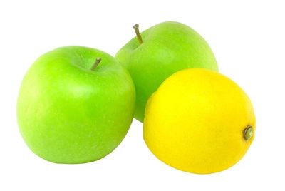 Яблоки и лимон избавят от запаха чеснока
