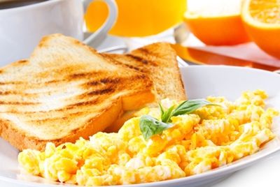 Плотный завтрак поможет при длительных авиаперелетах