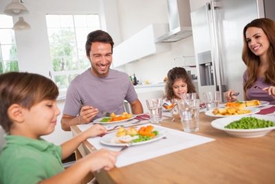 Семейные ужины улучшают социальные навыки у детей