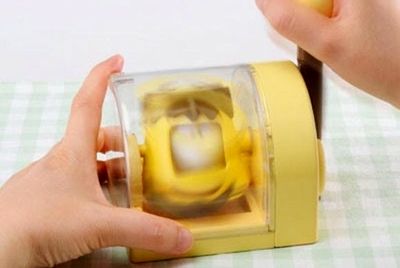 Японская игрушка смешивает белок и желток внутри яйца