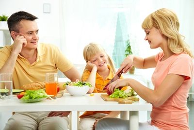 Семейные ужины полезны для психического здоровья подростков