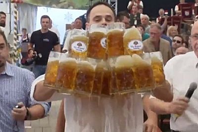 Поставлен рекорд по переносу кружек с пивом