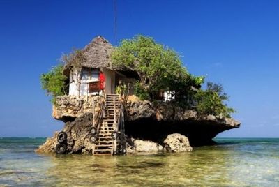 Ресторан на плавающей скале посреди Индийского океана