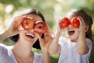 Дети, имеющие родителей с высшим образованием, чаще едят здоровую пищу