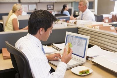 Употребление пищи на рабочем месте повышает риск развития ожирения