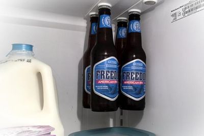 Оригинальный способ хранения бутылок в холодильнике
