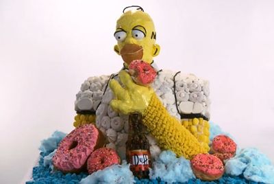 Скульптура Гомера Симпсона, сделанная из нездоровой еды