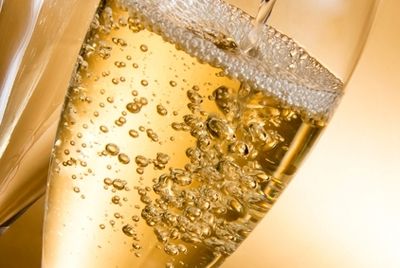 Эксперты советуют встряхивать бутылку шампанского перед употреблением