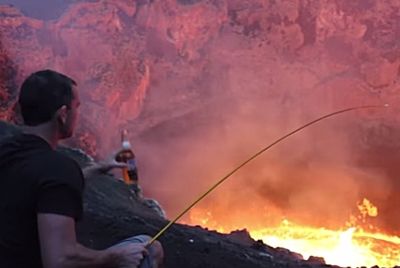 Новозеландец поджарил зефир на огне лавы