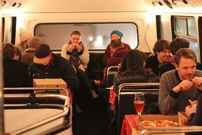 Пиццерия в двухэтажном автобусе