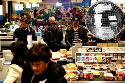 Амстердамские супермаркеты превращаются в дискотеки