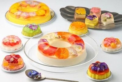 В Токио продаются десерты с цветами