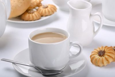 Добавление молока в чай поможет сохранить белизну зубов