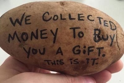 Американский бизнесмен продаёт картофель с посланиями