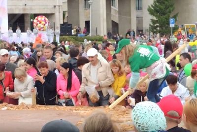 В Татарстане испекли гигантский яблочный пирог