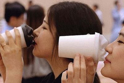 В Корее появились кофейные стаканы для поцелуев
