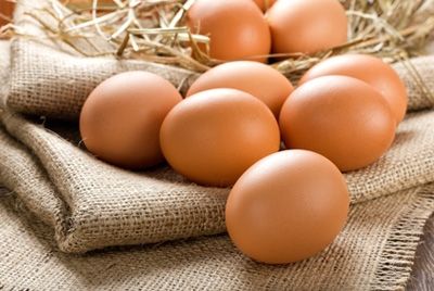 Японские фермеры производят яйца с белыми желтками
