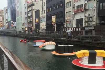Река в Японии превратилась в конвейер для суши