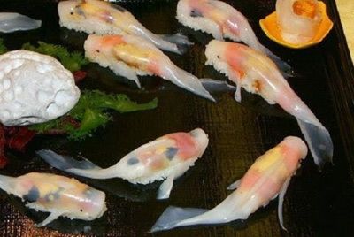 В Японии готовят суши в виде золотых рыбок