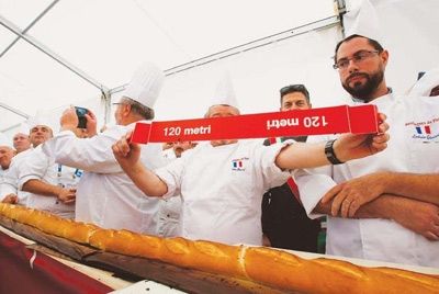 В Италии испекли самый длинный в мире багет