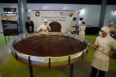 В Венесуэле изготовили гигантскую шоколадную монету