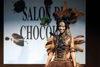 В Париже продемонстрировали платья из шоколада