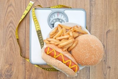 Упоминание о калорийной еде может привести к перееданию