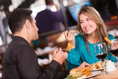 Мужчины съедают в два раза больше с женщинами, которые им нравятся