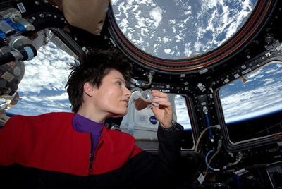 Специальные чашки позволяют космонавтам пить кофе в невесомости
