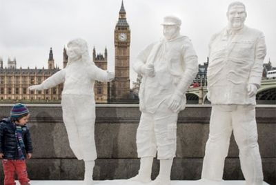 Напротив Вестминстерского дворца установили сахарные статуи