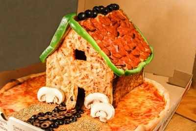 Рождественский домик из пиццы