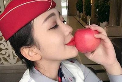 В Китае продают яблоки, поцелованные стюардессами