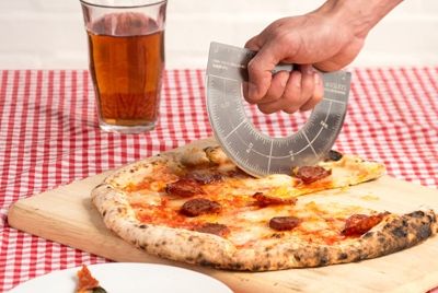 Нож для пиццы в виде транспортира