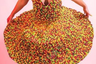 Платье из конфет спасло женщину от нищеты