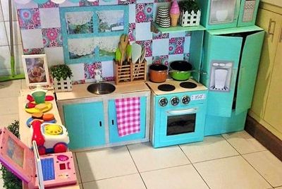 Молодая мама сделала для дочки кухню из коробок