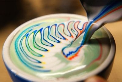 Бариста создает разноцветные рисунки на кофе