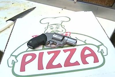 Пиццерия меняет пиццу на оружие