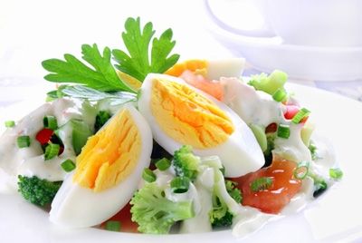 Учёные рекомендуют добавлять яйца в овощной салат
