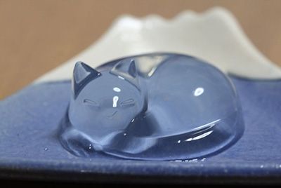 В Японии приготовили десерт в виде кота из капли воды