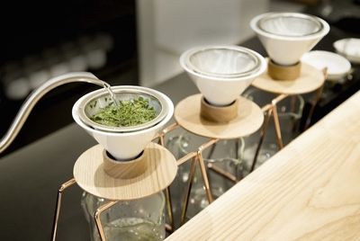 В Японии появилось первое в мире кафе с чайными пуроверами