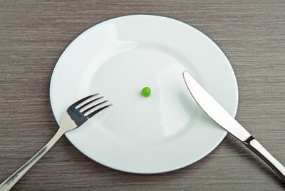 Маленькие тарелки могут вынуждать людей есть больше