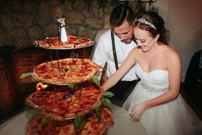 Нетрадиционный свадебный торт в виде пиццы