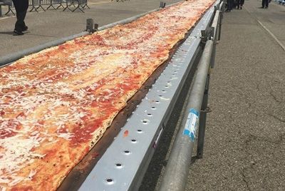 В Калифорнии приготовили самую длинную пиццу в мире