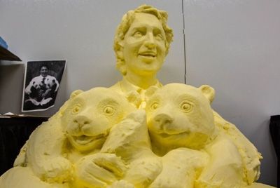 Скульптура канадского премьер-министра из сливочного масла