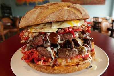В Лас-Вегасе готовят гамбургер, которым можно накормить восьмерых человек